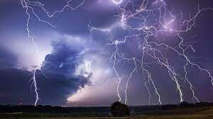 Avertizare de furtună în Capitală: Descărcări electrice şi vânt de peste 50 km/h