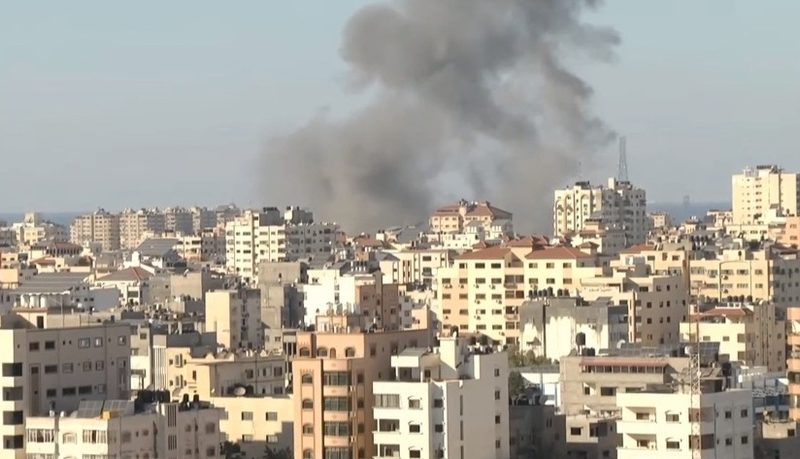 Imobilul care găzduia postul Al-Jazeera şi birourile agenţiei americane de informaţii AP din Gaza, pulverizat de un atac anunţat de armata israeliană
