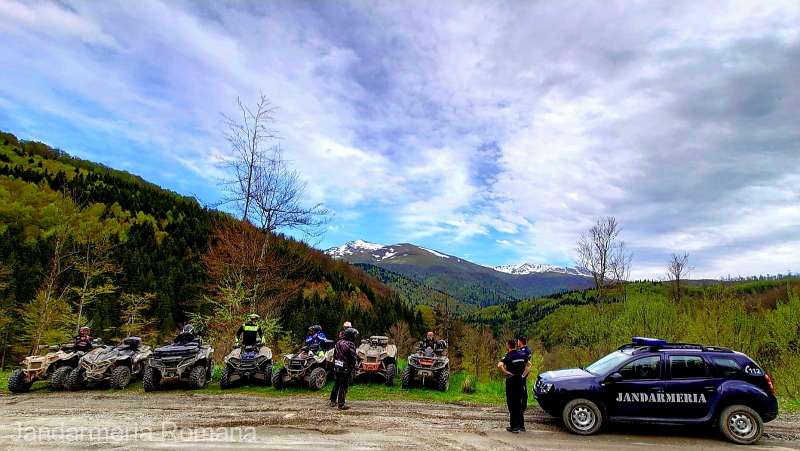 Iubitori de off-road amendaţi de jandarmi. Au fost prinşi cu ATV-urile pe Muntele Mic