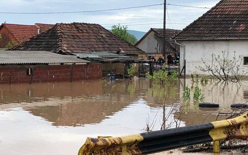 Inundaţii masive în Satu-Mare. Louinţe distruse, zeci de persoane evacuate