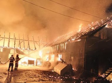 Pompierii au stins incendiul de la fabrica de mobilă din Reghin; trei hale au fost distruse complet