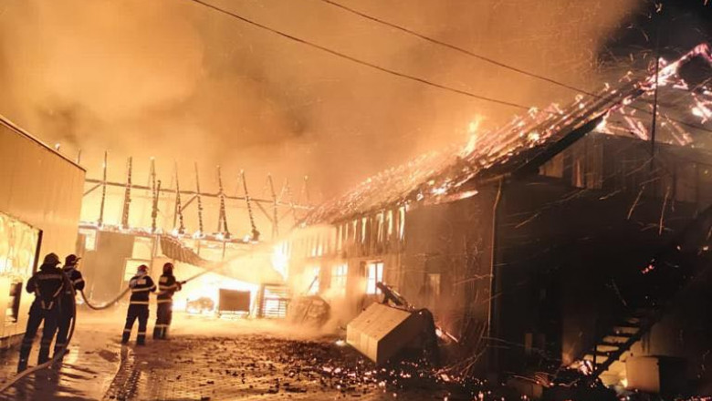 Pompierii au stins incendiul de la fabrica de mobilă din Reghin; trei hale au fost distruse complet