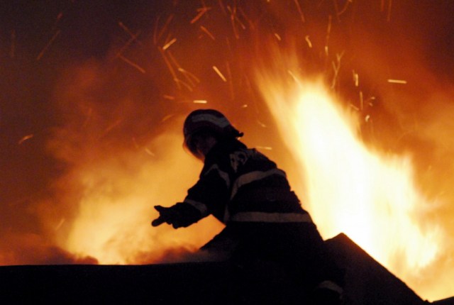 Incendiu la un depozit de plante furajere stins după 40 de ore de luptă cu flăcările