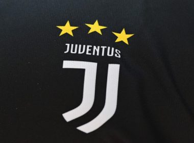Un fan al lui Juventus s-a deghizat în arbitru şi a încercat să intre pe teren la meciul cu Bologna. Cum s-a încheiat totul aflaţi la Focus Sport, la 19 fără trei minute.