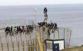 Un număr-record de 1.000 de migranţi au ajuns luni în enclava spaniolă Ceuta