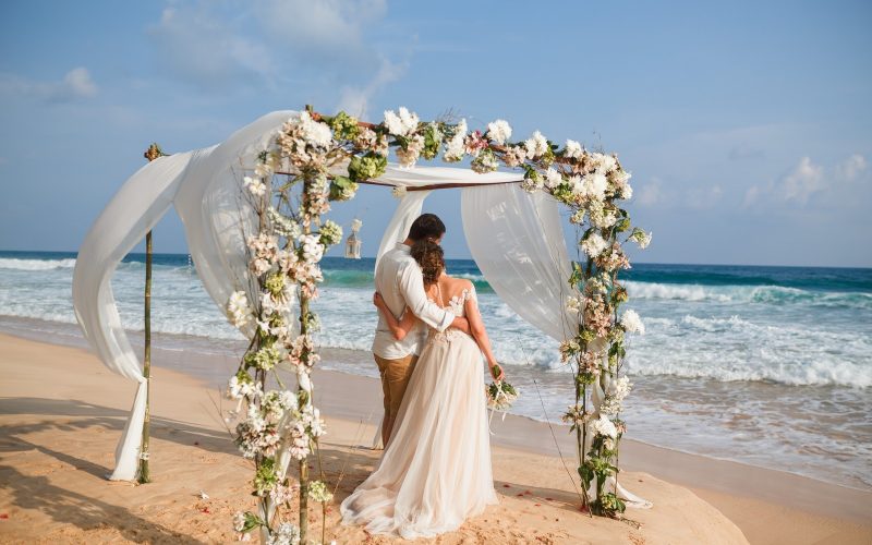 Nuntă în pandemie la malul mării, în Grecia. Cât vă costă să vă căsătoriţi pe plajă