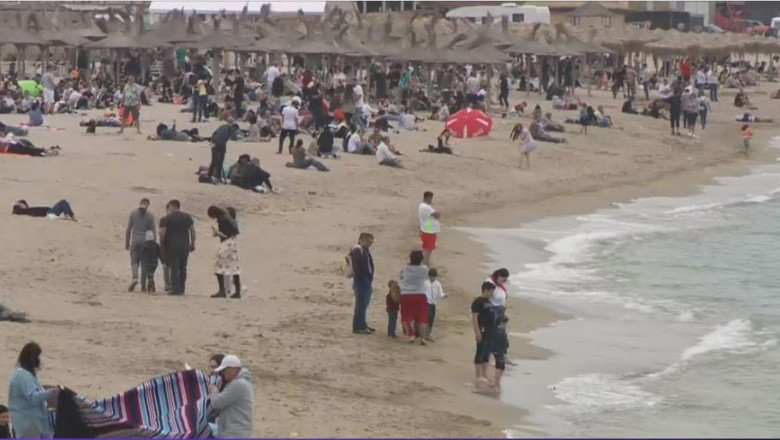 Cum au petrecut românii prima zi de Paşte. Turiştii au umplut plaja din Vama Veche de la prima oră
