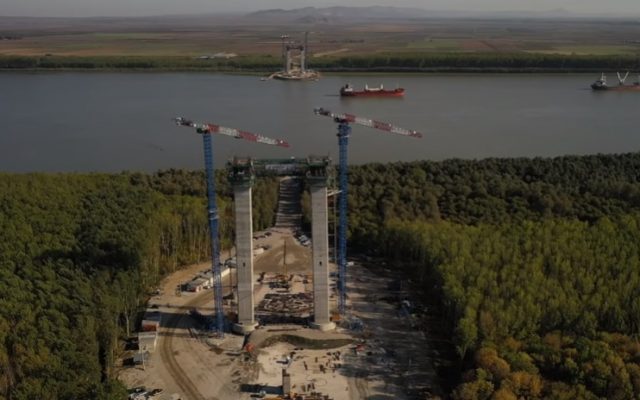 Începe ridicarea platformei de lucru la Podul suspendat de la Brăila