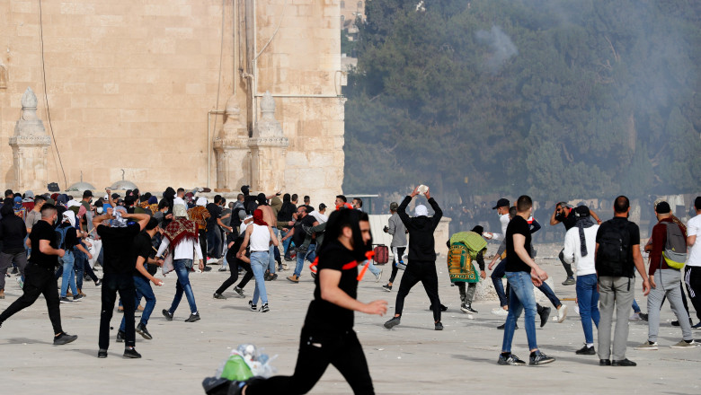 Noi ciocniri violente la Ierusalim. Peste 200 de răniţi în urma confruntărilor dintre protestatarii palestinieni şi poliţişti