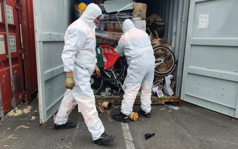 Zeci de containere cu deşeuri descoperite în port
