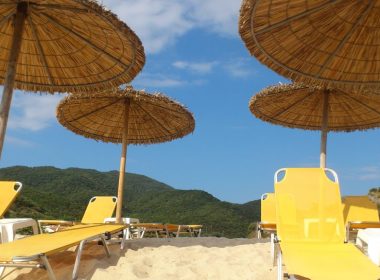 Cum arată plajele din Grecia, la deschiderea sezonului. Primii turişti au venit în vacanţă