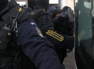 Trei bărbaţi care aprovizionau consumatorii de droguri din Piteşti şi Bucureşti au fost reţinuţi