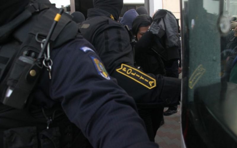 Trei bărbaţi care aprovizionau consumatorii de droguri din Piteşti şi Bucureşti au fost reţinuţi