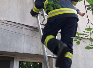 Copil de 2 ani salvat de pompieri de pe pervazul unei ferestre