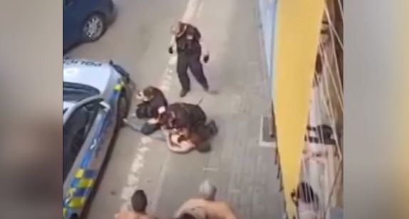 Reacţia revoltătoare a premierului Cehiei în cazul etnicului rom care a murit după ce poliţistul i-a pus genunchiul pe gât: „Mulţumesc ofiţerilor“