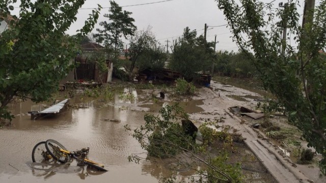 Inundaţii la Corbu. Mai multe gospodării şi case afectate