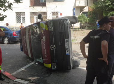 Culmea neatenţiei: o ambulanţă SMURD a fost dată peste cap chiar la ieşirea din curtea ISU Buzău