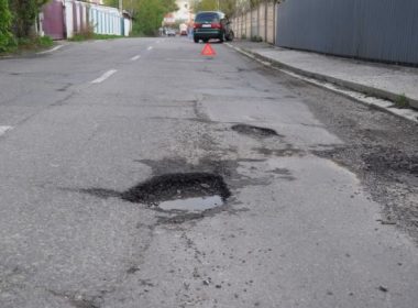 Consiliu Judeţean obligat să plătească daune pentru un accident provocat de o groapă în asfalt