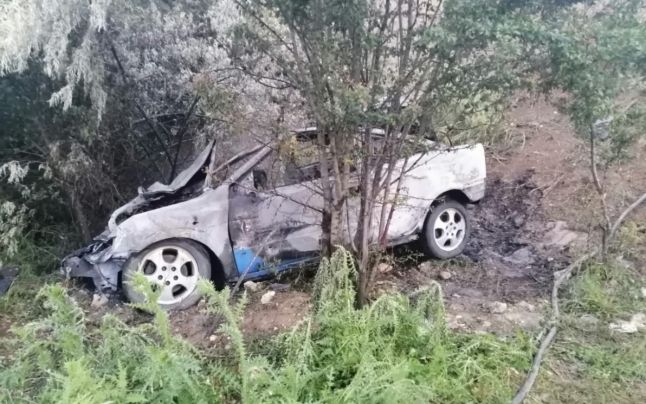 Accident pe A4. Un autoturism a luat foc după ce a căzut într-o râpă