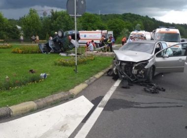 Şase persoane au fost rănite, după ce două autoturisme s-au ciocnit violent la intrarea în localitatea prahoveană Cornu