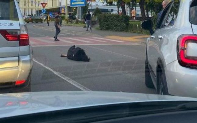 Reacţia surprinzătoare a şoferilor în faţa unei femei căzute în mijlocul drumului. „În altă ţară nu vezi aşa ceva”