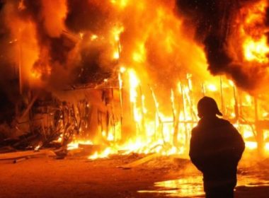 Incendiu violent la Botoşani. O casă a fost distrusă