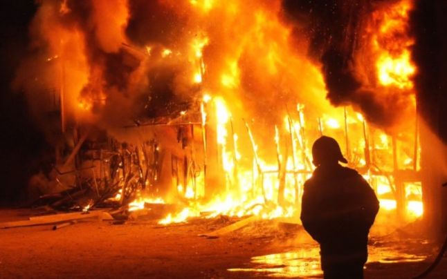 Incendiu violent la Botoşani. O casă a fost distrusă