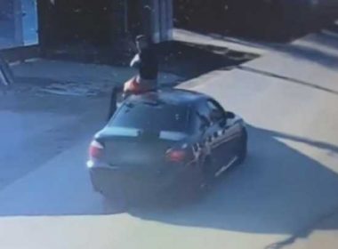 Maşină fără şofer în Ilfov. Un tânăr s-a urcat pe plafon, iar distracţia i-a adus un dosar penal