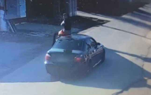 Maşină fără şofer în Ilfov. Un tânăr s-a urcat pe plafon, iar distracţia i-a adus un dosar penal