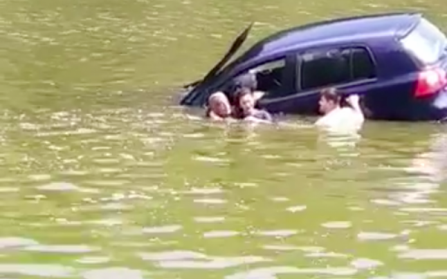Poliţistul care a salvat-o pe femeia căzută cu maşina în lac va primi 1.000 de euro, după ce imaginile au devenit virale