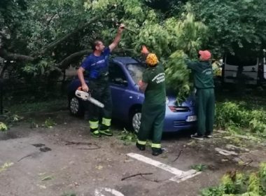 Primăria Sectorului 4 despăgubeşte proprietarii maşinilor avariate în urma furtunii de vineri