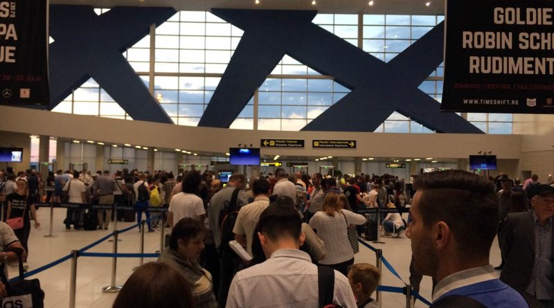 Sute de români blocaţi în aeroporturi