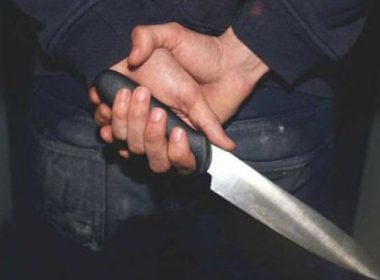 Tentativă de omor la Sebeş. Un bărbat a vrut să-şi ucidă soţia şi fiica cu un cuţit