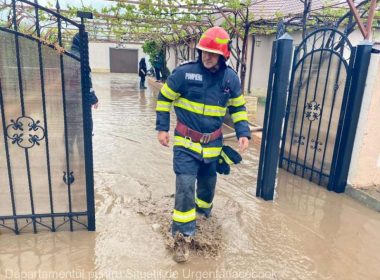DSU: Inundaţii înregistrate sâmbătă în 7 judeţe şi în Bucureşti. Apa a intrat în zeci de gospodării, case şi subsoluri