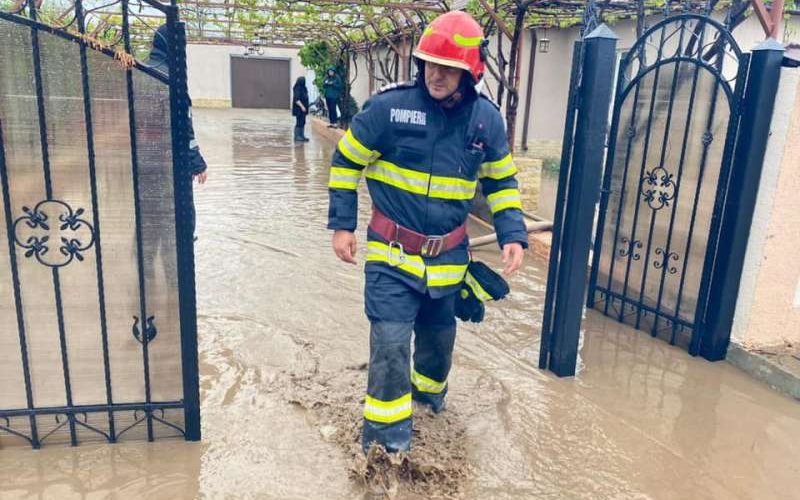 49 de localităţi din 18 judeţe au fost afectate în urma precipitaţiilor; doi oameni luaţi de viituri