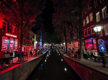 „Nu mai veniţi în Amsterdam”. Capitala Olandei nu mai vrea turişti gălăgioşi în căutare de droguri şi băutură