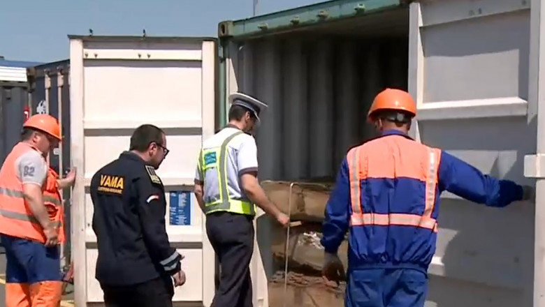 Şapte containere pline cu lemn au fost oprite de la export în portul Constanţa