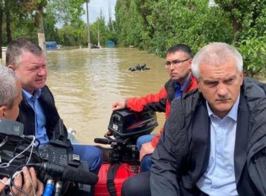 Inundaţii în Crimeea: Liderii ruşi în barcă, salvatorii înot, în spatele lor