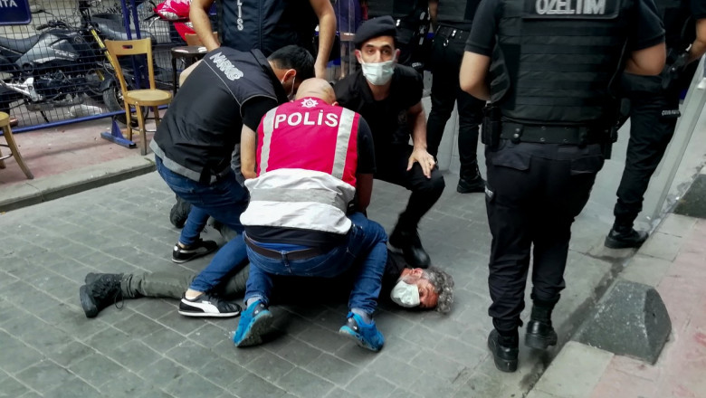 Poliţia turcă a dispersat o paradă LGBT cu gaze lacrimogene. Zeci de oameni, printre care un fotoreporter AFP, au fost arestaţi