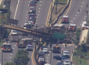 Un pod pietonal s-a prăbuşit pe o autostradă din N-E Washingtonului. Un camion cu jumătate de tonă de combustibil, prins sub dărâmături