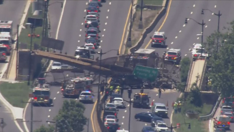 Un pod pietonal s-a prăbuşit pe o autostradă din N-E Washingtonului. Un camion cu jumătate de tonă de combustibil, prins sub dărâmături