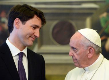 Justin Trudeau îi cere Papei Francisc să vină în Canada şi să îşi ceară scuze pentru atrocităţile comise împotriva copiilor indigeni