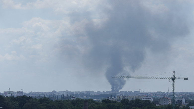 Incendiu periculos de la un centru de colectare a deşeurilor din Bucureşti.