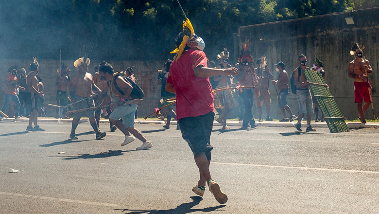 Indigenii brazilieni au tras cu săgeţi în poliţişti, la un protest împotriva exploatării pământurilor ancestrale