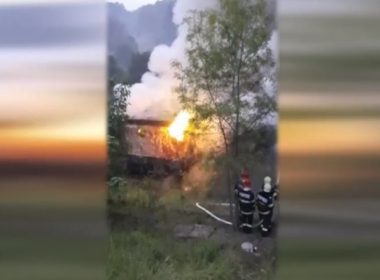 Incendiu în Caraş Severin. Locomotiva unu tren încărcat cu cereale a luat foc