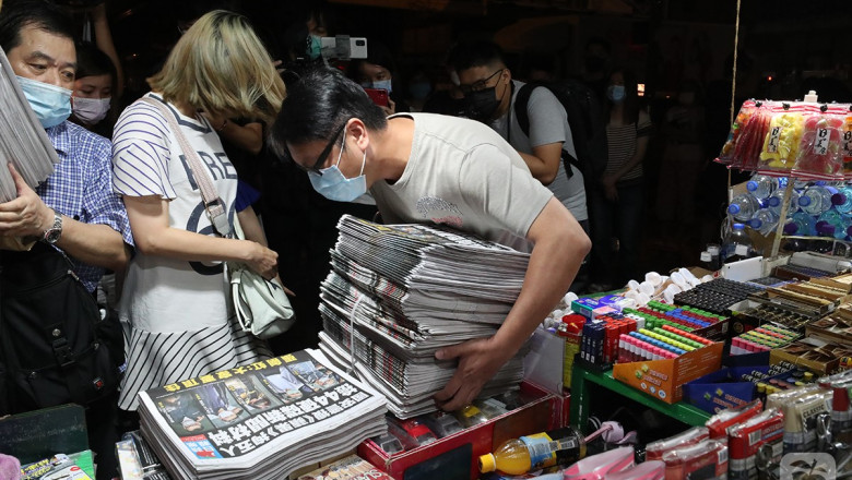 Tirajul ziarului din Hong Kong unde au descins 500 de poliţişti a crescut de şase ori. Lumea s-a aşezat la coadă înainte de răsărit