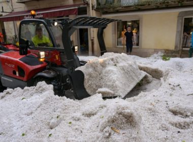 Vremea extremă a surprins Europa. Stratul de grindină a fost atât de gros în Franţa că a putut fi adunat doar cu plugurile de zăpadă