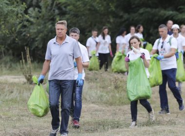 Preşedintele Klaus Iohannis merge să strângă gunoaie de pe râul Argeş