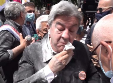 Încă un politician din Franţa atacat. Liderul de stânga a fost acoperit cu făină în timpul unui marş: Sigur era pentru mine?