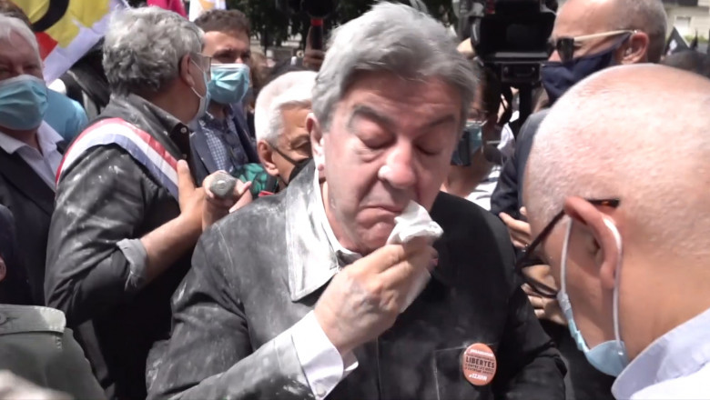 Încă un politician din Franţa atacat. Liderul de stânga a fost acoperit cu făină în timpul unui marş: Sigur era pentru mine?